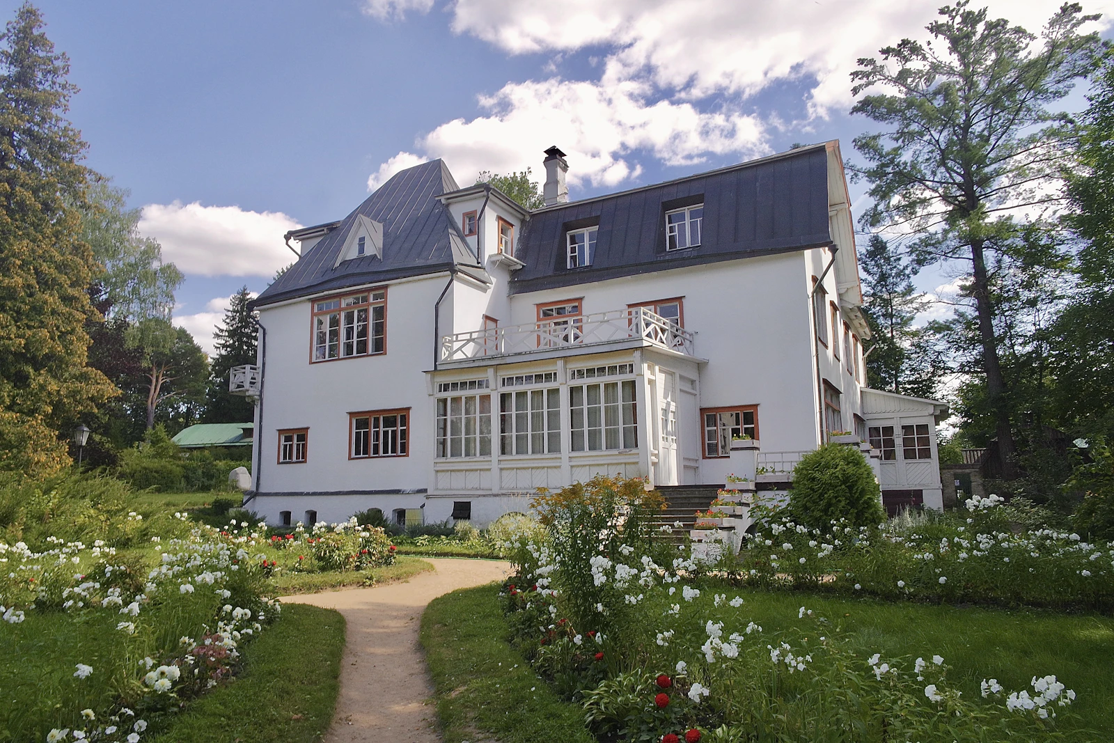 Villa blanche et son jardin