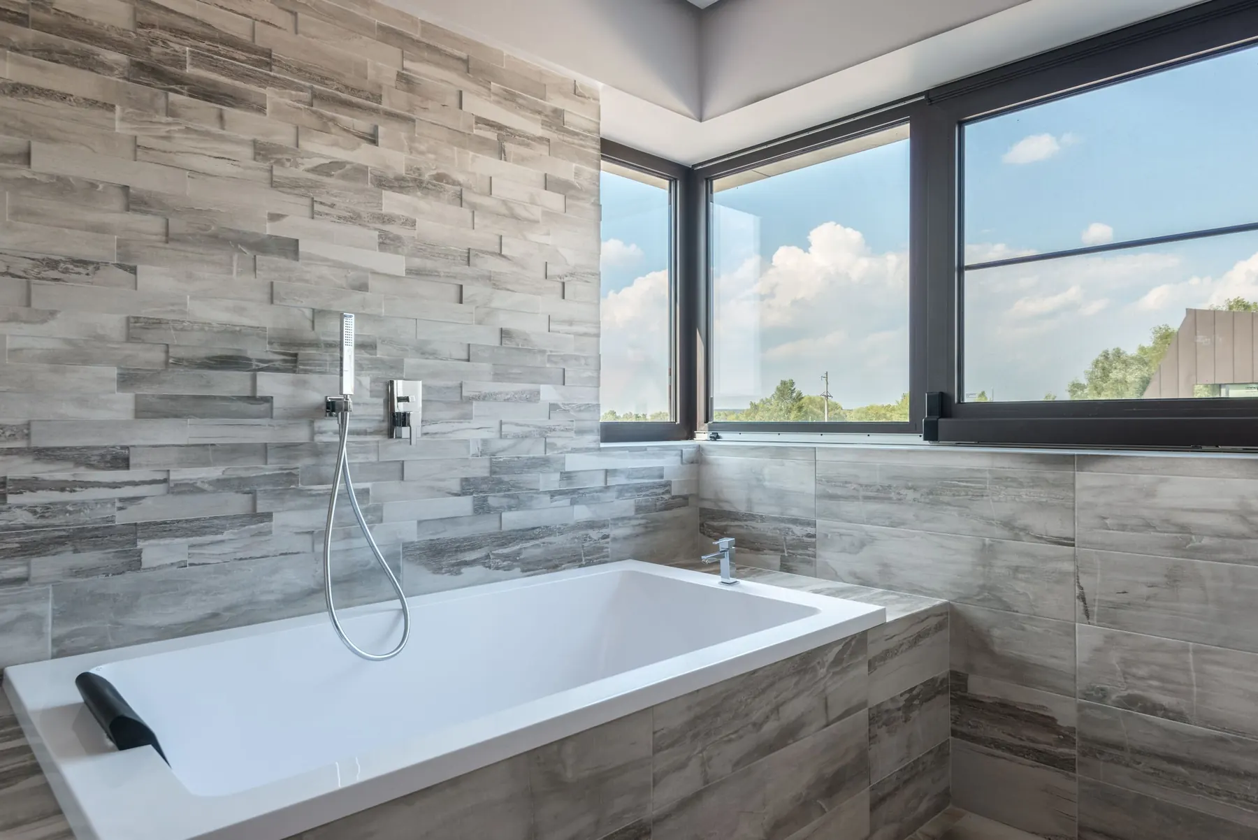 Salle de bain en pierre avec vue