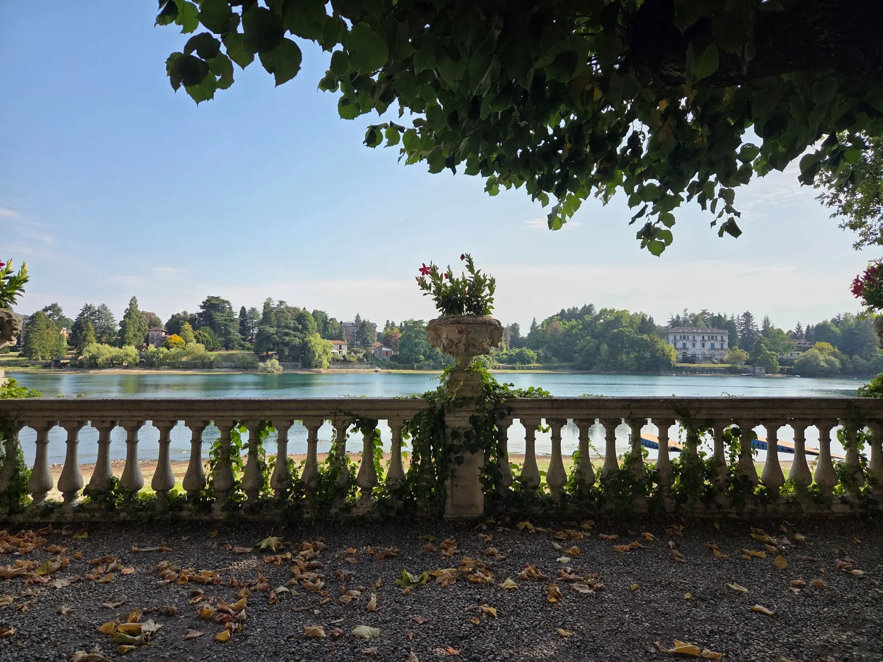 Terrasse à balustrade au bord du lac
