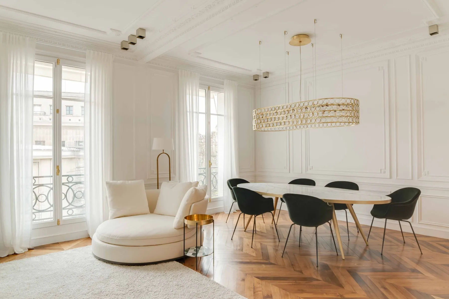 Séjour à moulures et parquet à chevrons