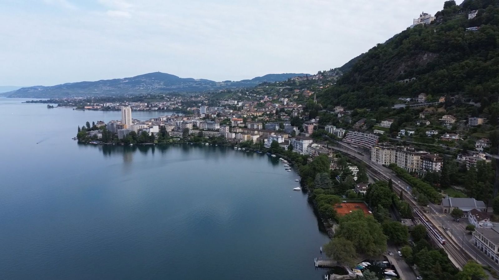 Montreux, ses immeubles et les rives du Léman
