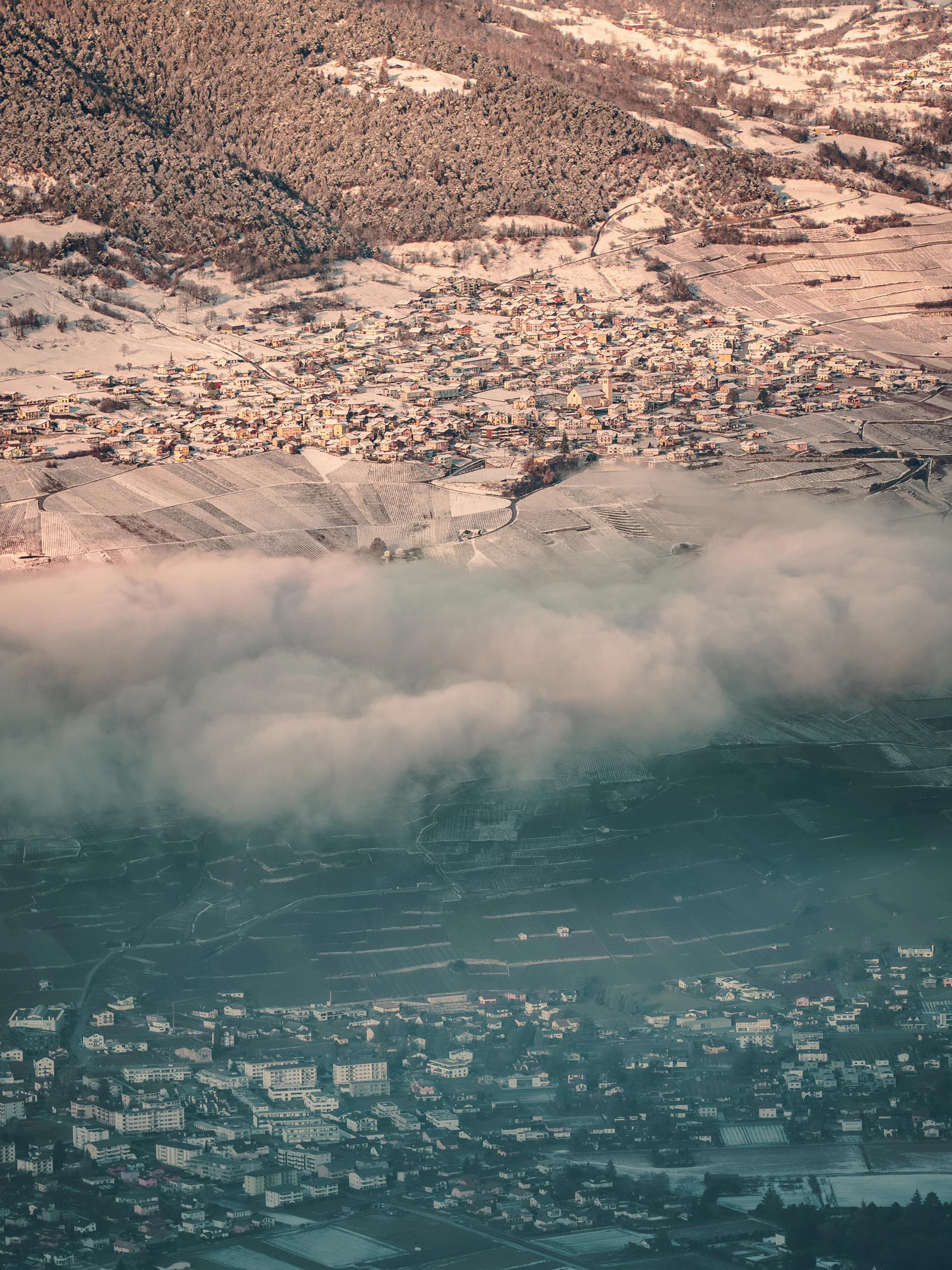 Vue aérienne de Sion au-dessus des nuages